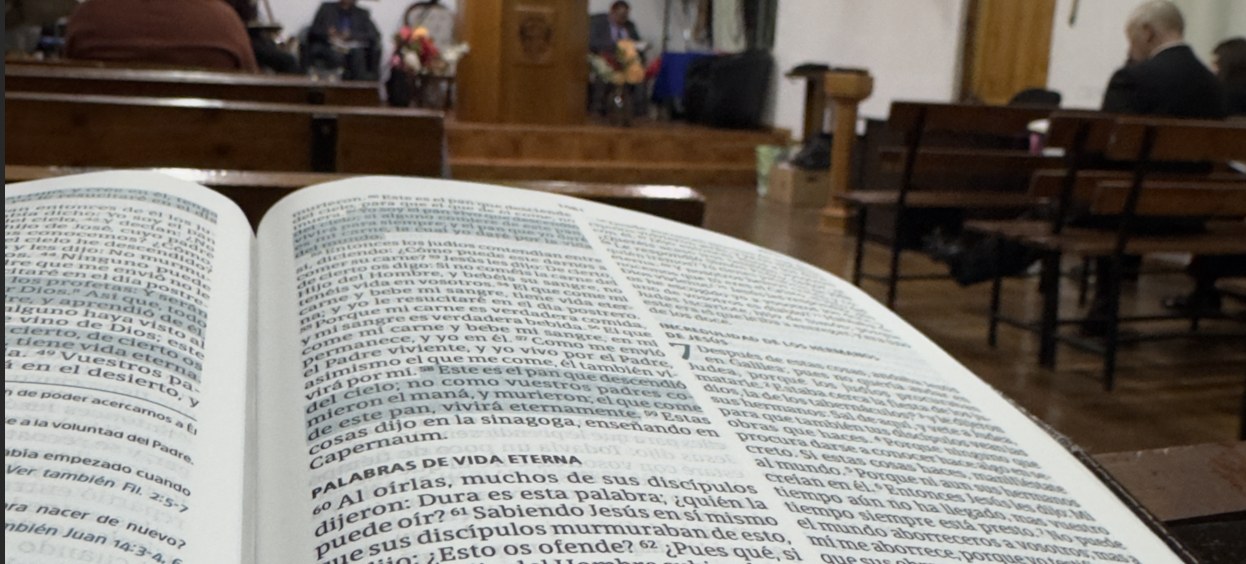 Biblia abierta durante un culto en IPECHI Sarmiento