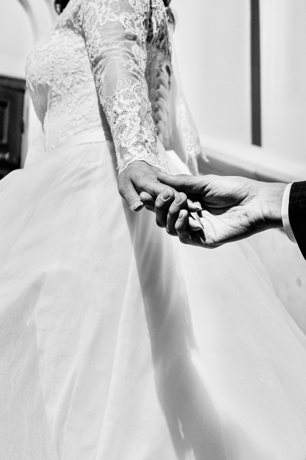 Los novios tomados de la mano el día de la boda